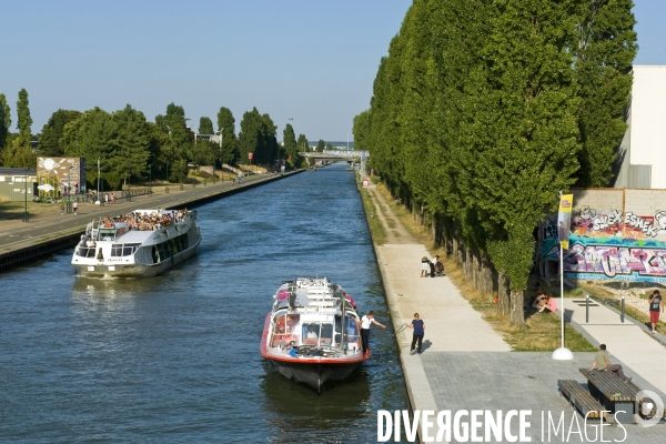 Illustration Aout 2015.Bobigny.Le canal de l Ourcq.Navette fluviale, entre le parc de la Villette et le port aux loisirs au pied de la passerelle du parc de la Bergere.