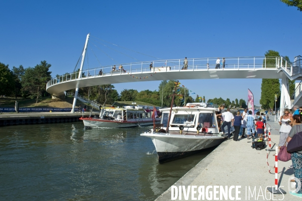 Illustration Aout 2015.Bobigny.Le canal de l Ourcq.Navette fluviale, entre le parc de la Villette et le port aux loisirs au pied de la passerelle du parc de la Bergere.