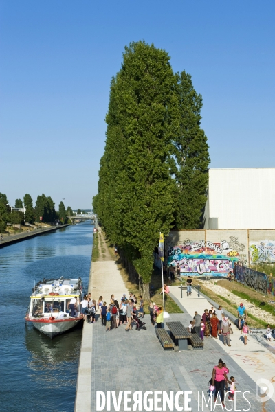 Illustration Aout 2015.Bobigny.Le canal de l Ourcq.Navette fluviale, entre le parc de la Villette et le port aux loisirs au pied de la passerelle du parc de la Bergere.