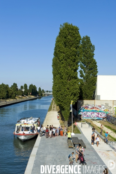 Illustration Aout 2015.Bobigny.Le canal de l Ourcq.Navette fluviale, entre le parc de la Villette et le port aux loisirs au pied de la passerelle du parc de la Bergere.