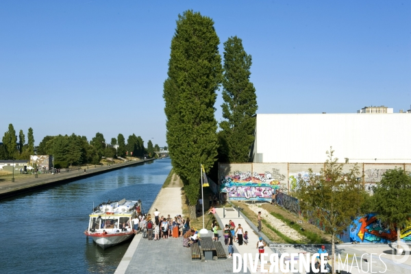 Illustration Aout 2015.Bobigny.Le canal de l Ourcq.Navette fluviale, entre le parc de la Villette et le port aux loisirs au pied de la passerelle du parc de la Bergere.