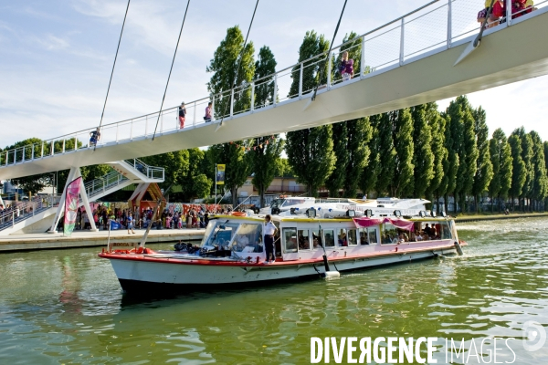 Illustration Aout 2015.Bobigny.Le canal de l Ourcq.Navette fluviale, entre le parc de la Villette et le port aux loisirs au pied de la passerelle du parc de la Bergere.