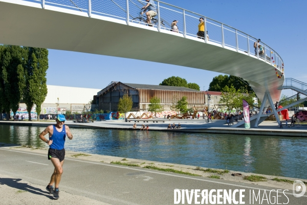 Illustration Aout 2015.Bobigny.Ecocite canal de l Ourcq, la passerelle pietonne