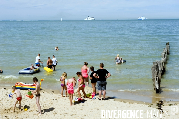 Illustration Aout 2015.L  ete a la mer.Sur la plage a Sangatte