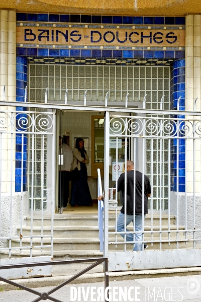 Illustration Aout 2015.Bains douches municipales dans le 20 eme arrondissement a Paris