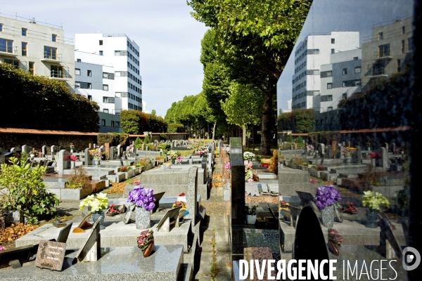 Illustration Aout 2015.Le cimetiere parisien d Ivry.Amenage de façon paysagere,Il beneficie dune gestion respectueuse de l environnement