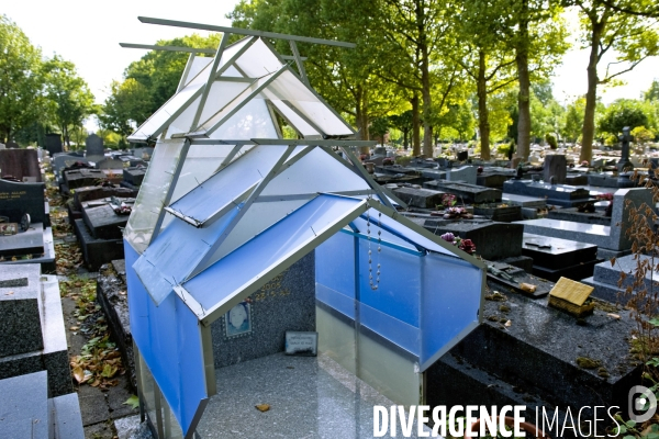 Illustration Aout 2015.Le cimetiere parisien d Ivry.Amenage de façon paysagere,Il beneficie dune gestion respectueuse de l environnement