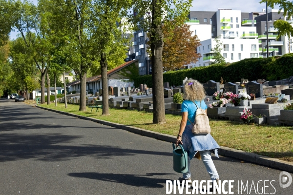 Illustration Aout 2015.Le cimetiere parisien d Ivry.Amenage de façon paysagere,Il beneficie dune gestion respectueuse de l environnement