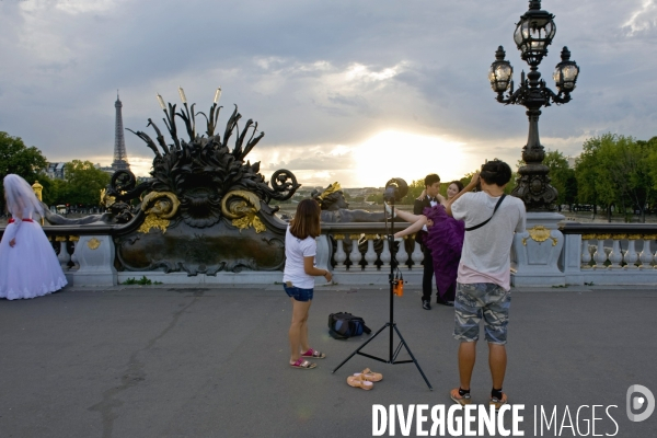 Illustration Aout 2015.Seance photo pour les maries sur le pont Alexandre 3