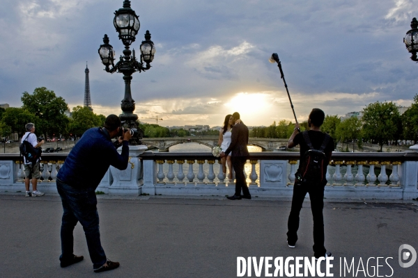 Illustration Aout 2015.Seance photo pour les maries sur le pont Alexandre 3