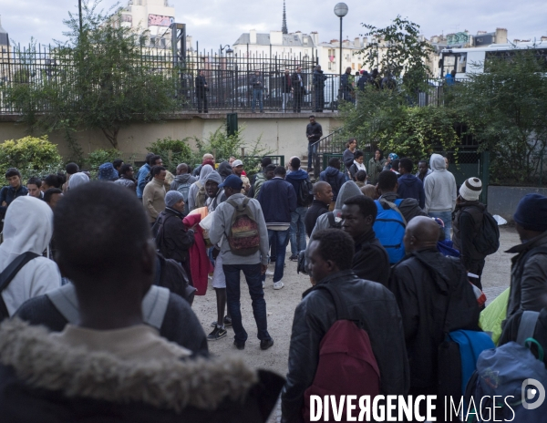 Evacuation de réfugiés africains du square de la Chapelle