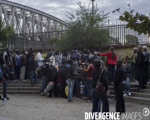 Evacuation de réfugiés africains du square de la Chapelle