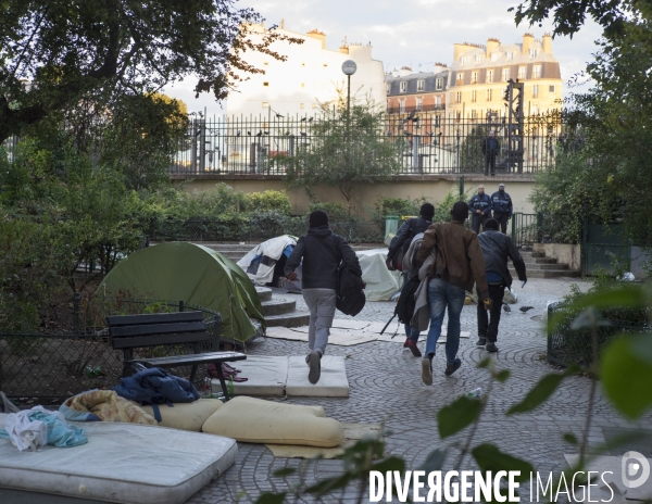 Evacuation de réfugiés africains du square de la Chapelle