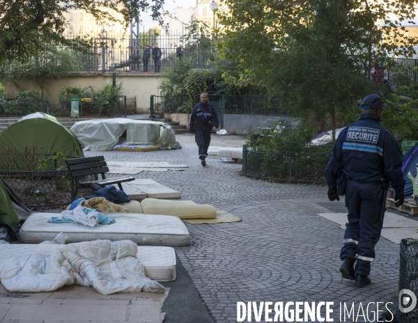 Evacuation de réfugiés africains du square de la Chapelle