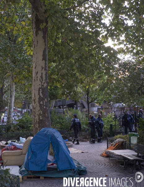 Evacuation de réfugiés africains du square de la Chapelle