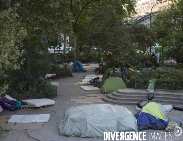 Evacuation de réfugiés africains du square de la Chapelle