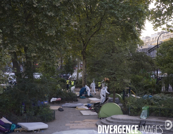 Evacuation de réfugiés africains du square de la Chapelle