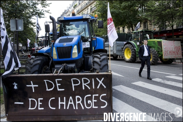 Manifestation nationale des agriculteurs et leurs tracteurs place de la nation à Paris à l appel du syndicat FNSEA
