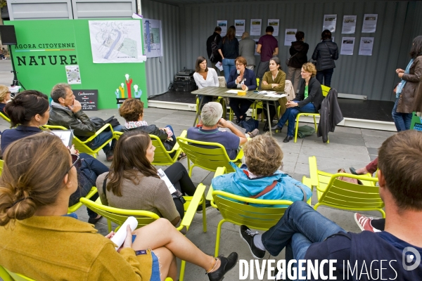 Agora citoyenne. Presentation, place de la Republique, des projets des parisiens qui seront soumis au vote des habitants. 