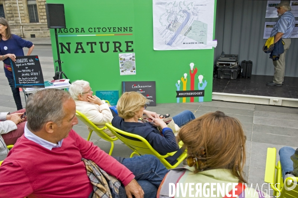 Agora citoyenne. Presentation, place de la Republique, des projets des parisiens qui seront soumis au vote des habitants. 