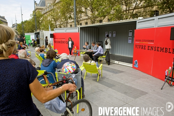 Agora citoyenne. Presentation, place de la Republique, des projets des parisiens qui seront soumis au vote des habitants. 