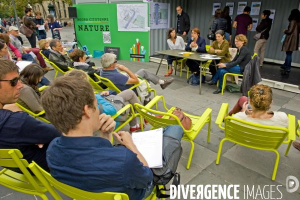 Agora citoyenne. Presentation, place de la Republique, des projets des parisiens qui seront soumis au vote des habitants. 