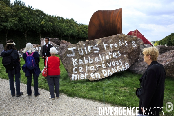 L oeuvre   Dirty Corner   de l artiste Anish KAPOOR recouverte de tags antisémites.