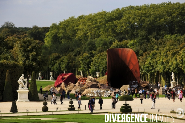 L oeuvre   Dirty Corner   de l artiste Anish KAPOOR recouverte de tags antisémites.