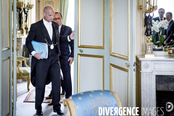 François Hollande s entretient avec Manuel Valls avant le Conseil des ministres