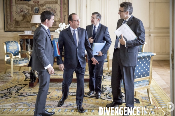 François Hollande s entretient avec Manuel Valls avant le Conseil des ministres