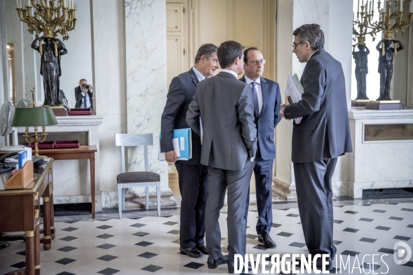 François Hollande s entretient avec Manuel Valls avant le Conseil des ministres