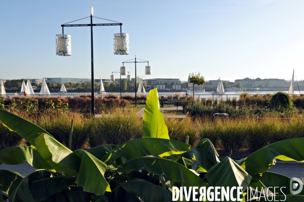 Des villes.Bordeaux.Les quais de Garonne.