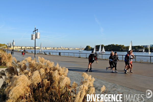 Des villes.Bordeaux.Les quais de Garonne.