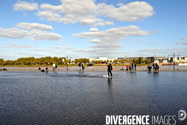 Des villes.Bordeaux.Le miroir d eau sur les quais de Garonne.