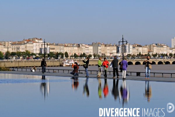 Des villes.Bordeaux.Le miroir d eau sur les quais de Garonne.