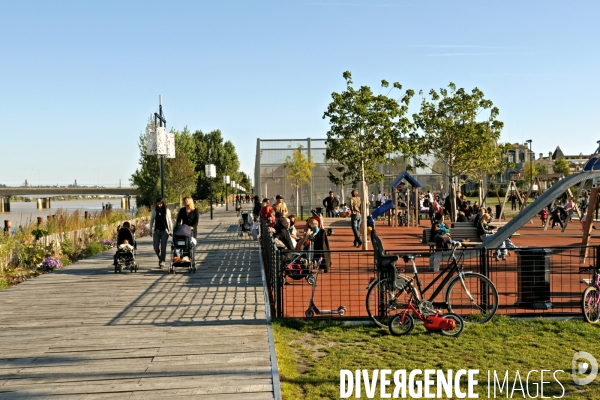 Des villes.Bordeaux.Le miroir d eau sur les quais de Garonne.