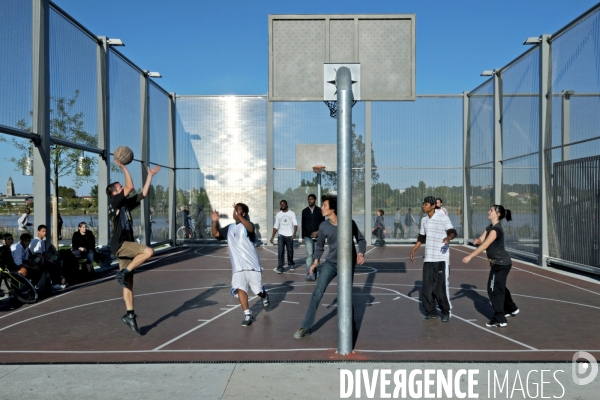 Des villes.Bordeaux.Terrain de basket quais de Garonne