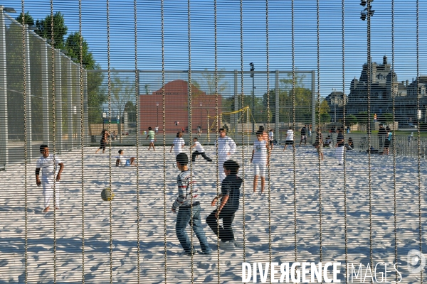 Des villes.Bordeaux.Terrain de foot quais de Garonne