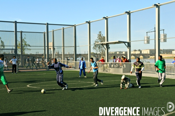 Des villes.Bordeaux.Terrain de foot quais de Garonne.