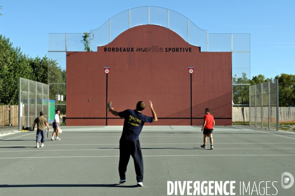 Des villes.Bordeaux.Joueurs de pala sur le fronton quais de Garonne