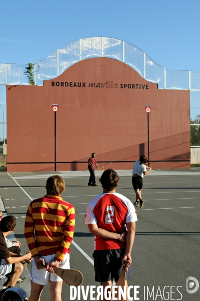Des villes.Bordeaux.Joueurs de pala sur le fronton quais de Garonne