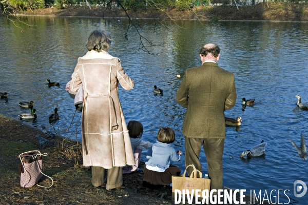 Des villes.Bordeaux.Une famille bordelaise au jardin public