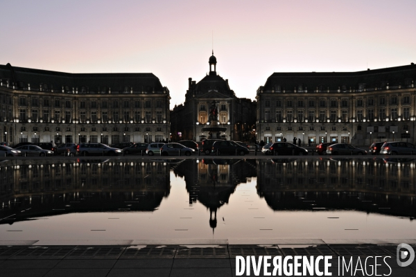 Des villes.Bordeaux.L eclairage des quais de Garonne