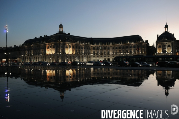 Des villes.Bordeaux.L eclairage des quais de Garonne