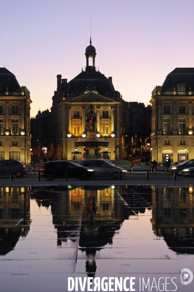 Des villes.Bordeaux.L eclairage des quais de Garonne