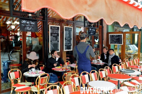 Des villes.Paris.Serveur a la terrasse d un cafe