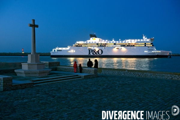 Des villes.Calais.Ferry de la compagnie P&O dans le port de Calais a la nuit tombee