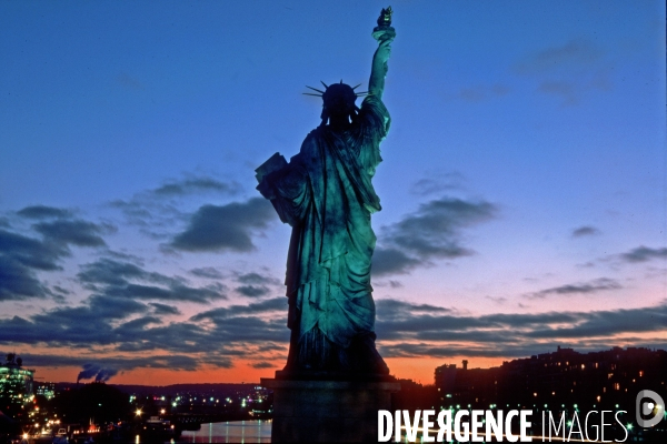 Des villes.La statue de la Liberte a Paris au coucher du soleil