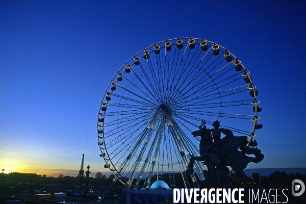 Des villes.La grande roue eclairee place de la Concorde