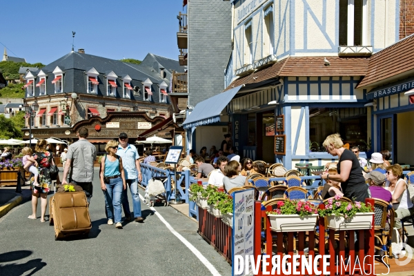 Des villes.Etretat.Vacanciers a la terrasse d une brasserie